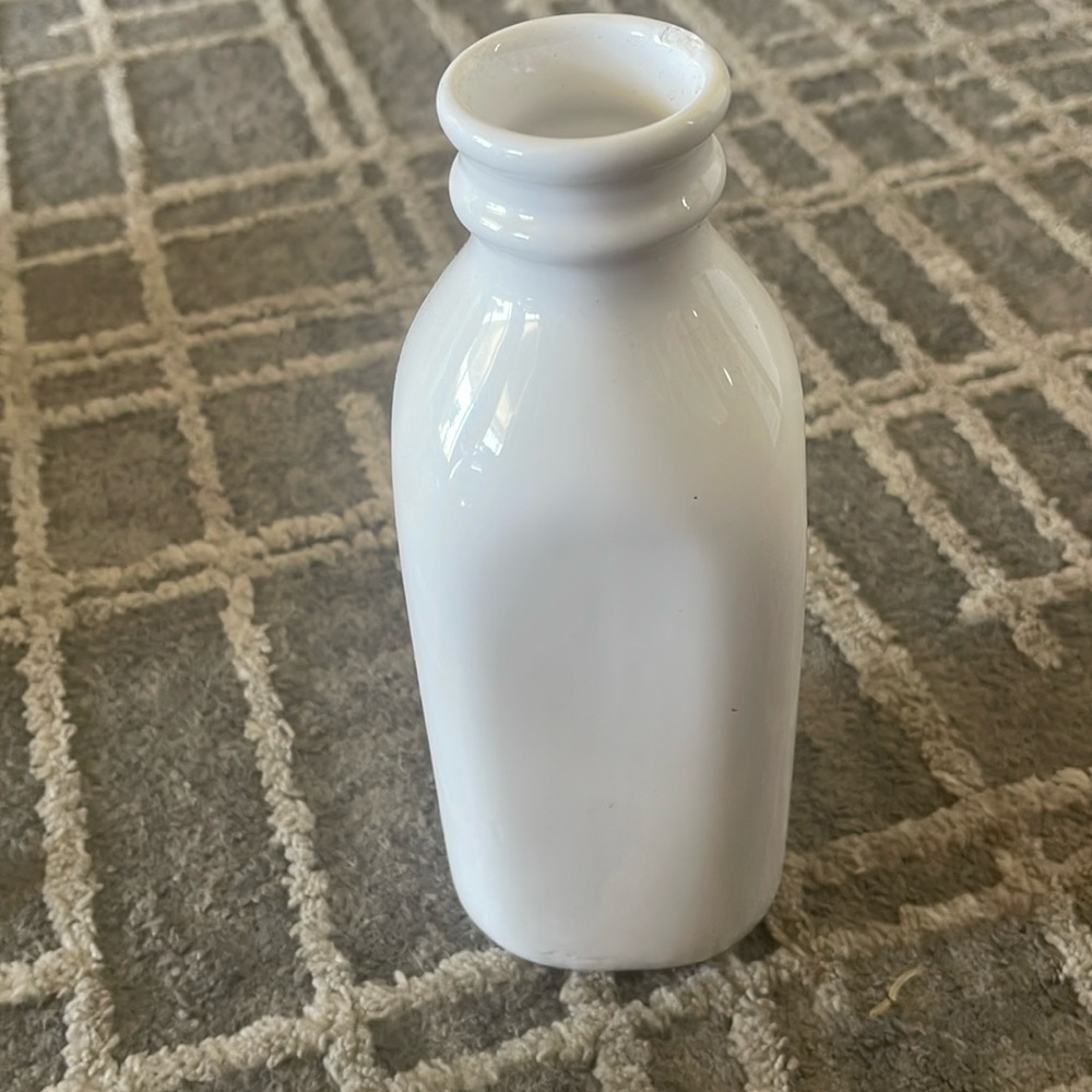 Luxehabitat White Glass Mulk bottle